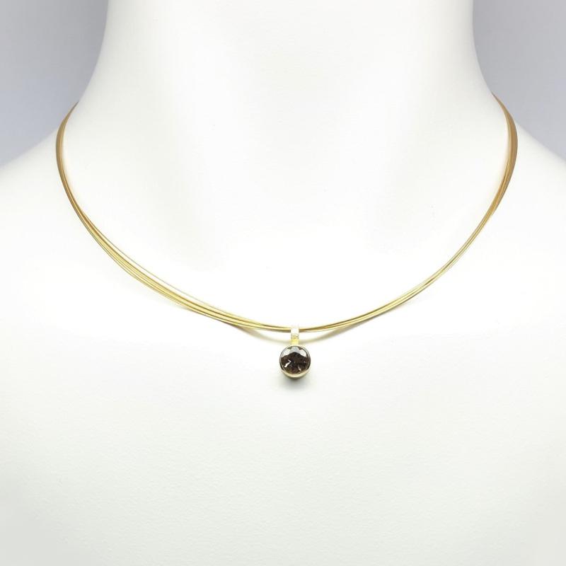 Pendentif en or jaune 18kt et quartz fumé Ø7mm.