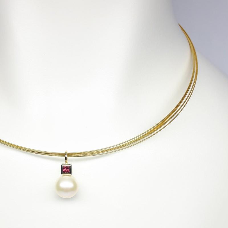 Pendentif en or jaune 18kt, perle d'eau douce et spinelle rouge. Pièce unique.