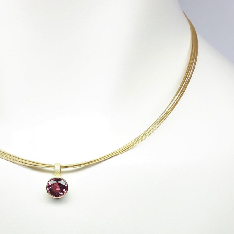 Pendentif en or jaune 18kt et tourmaline rose Ø7mm.