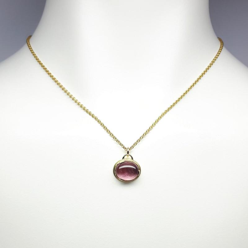 Pendentif en or jaune 18kt et tourmaline rose. Pièce unique.