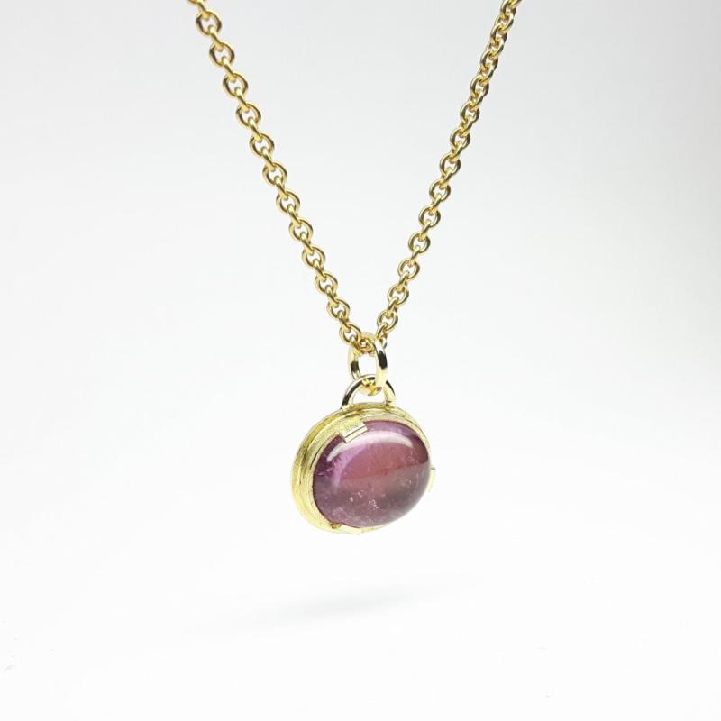 Pendentif en or jaune 18kt et tourmaline rose. Pièce unique.