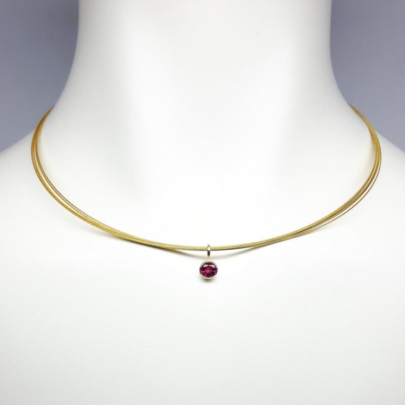 Pendentif en or jaune 18kt et tourmaline rose Ø5mm.
