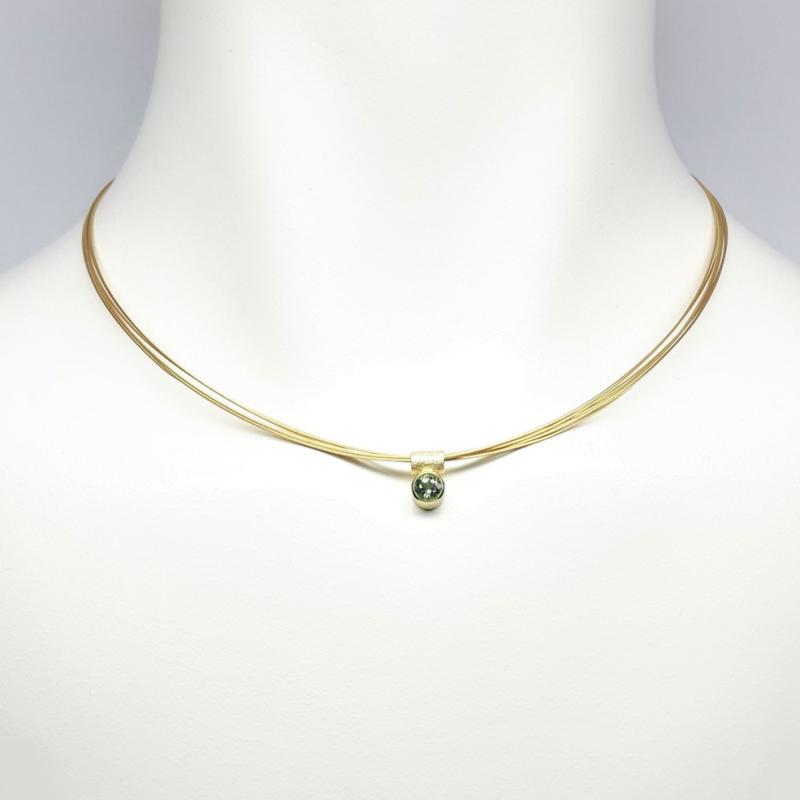 Pendentif en or jaune 18kt et tourmaline verte Ø5mm.