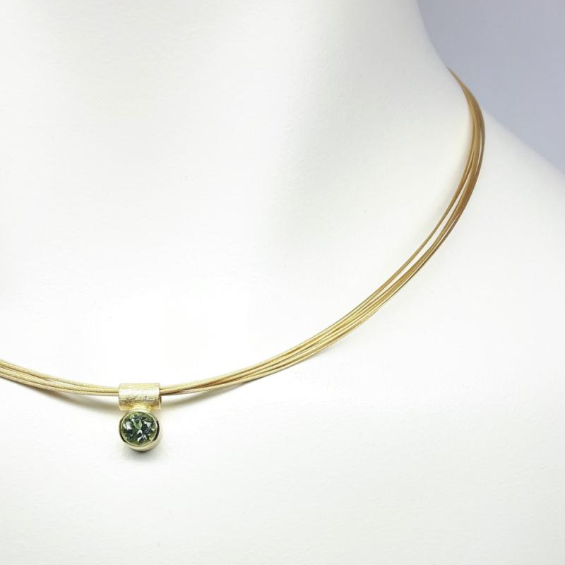 Pendentif en or jaune 18kt et tourmaline verte Ø5mm.