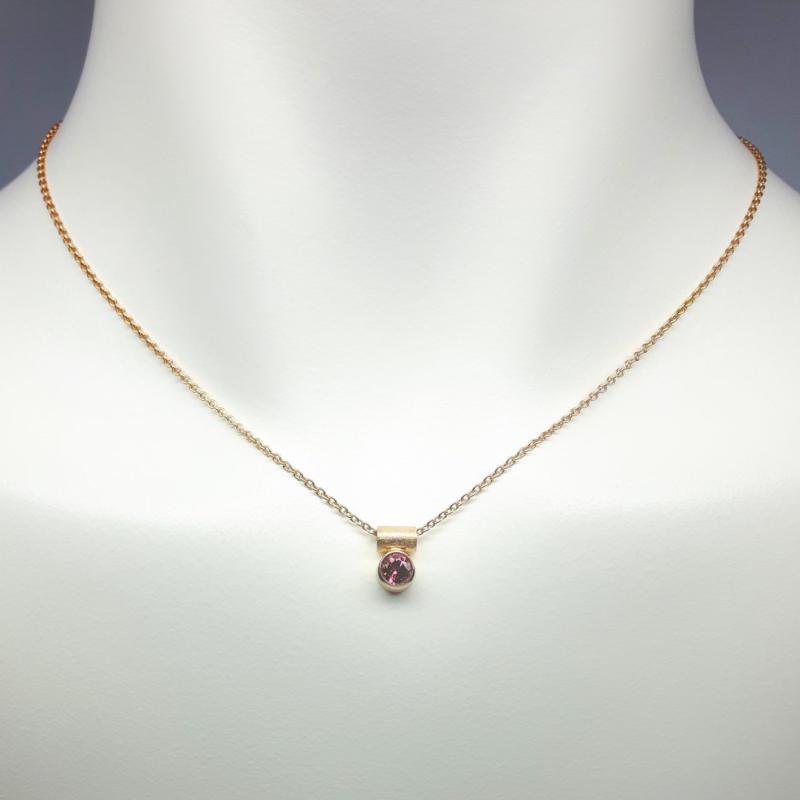 Pendentif en or rouge 18kt et tourmaline rose Ø5mm.