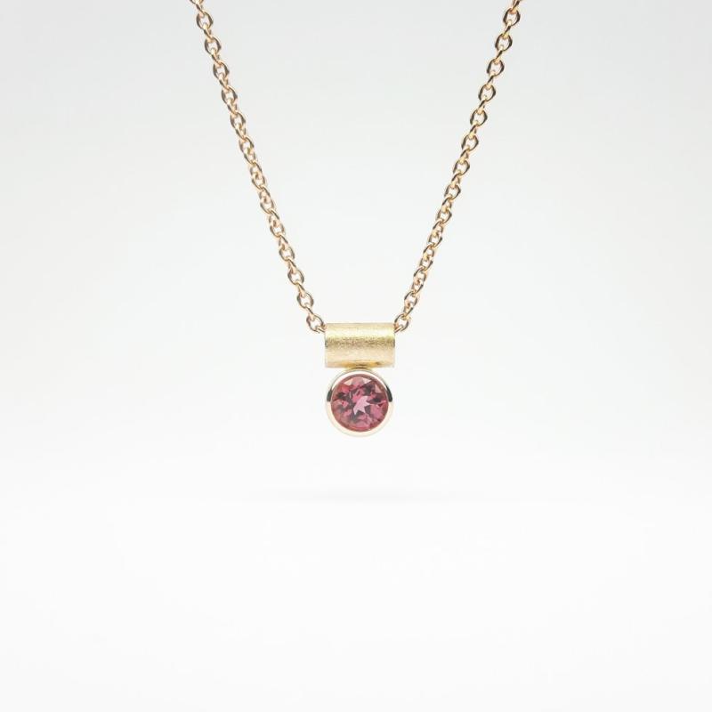 Pendentif en or rouge 18kt et tourmaline rose Ø5mm.